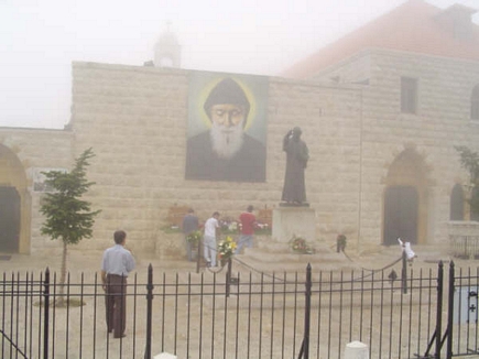 Saint Charbel dans le brouillard