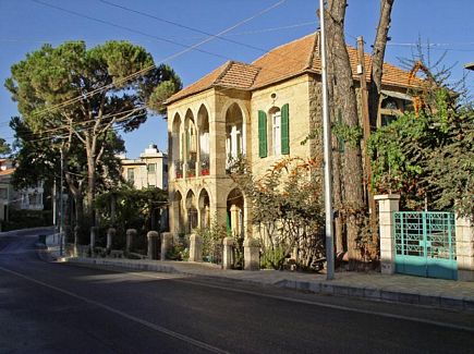 The red roof, shutters and the arches are typical of the construction up to the 1960s