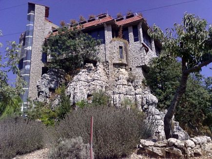 Restaurant on top of the rocks