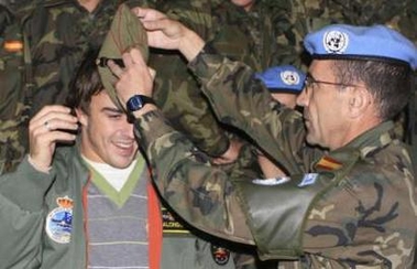 Alonso visits troops in Lebanon