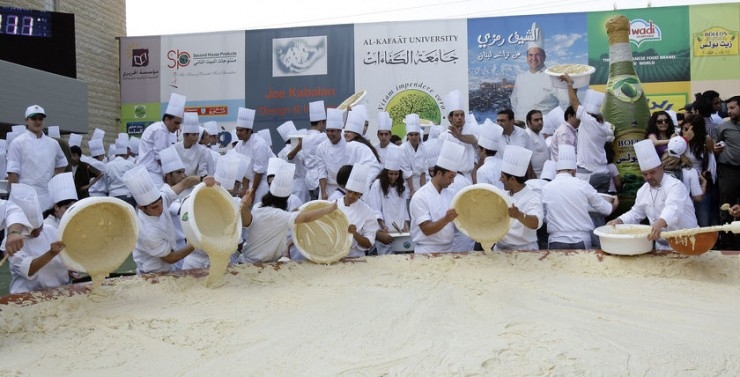 New record: the plate of hummus weighs in at 10,452 kilograms, the size of Lebanon in square kilometers