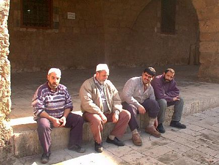 Des Libanais en discussion dans la cours d’une mosquée