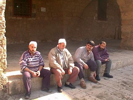 Des Libanais en discussion dans la cours dune mosque