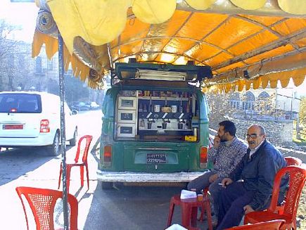 Caf mobile : un percolateur dans une camionnette