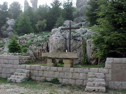 Marines memorial These rocks_are between 3 and 5 thousand years old