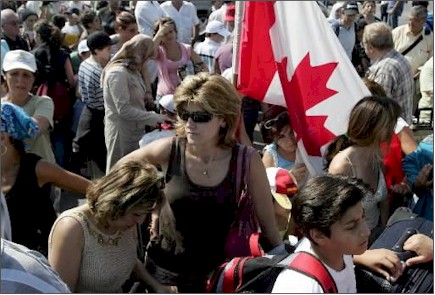 Des milliers des ressortissants canadiens se sont masss  Beyrouth pour prendre les bateaux. (La Presse Canadienne)