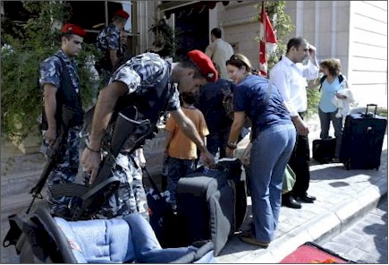 Des soldats libanais aident des ressortissants canadiens. Seuls les citoyens naturalisés pourront grimper à bord des bateaux de sauvetage. (La Presse Canadienne)