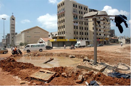 The aftermath of attacks by Israel on Lebanon, 16 July 2006. (Peter Speetjens/IRIN)