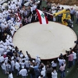 New record: the plate of hummus weighs in at 10,452 kilograms, the size of Lebanon in square kilometers