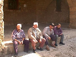 Des Libanais en discussion dans la cours d’une mosquée